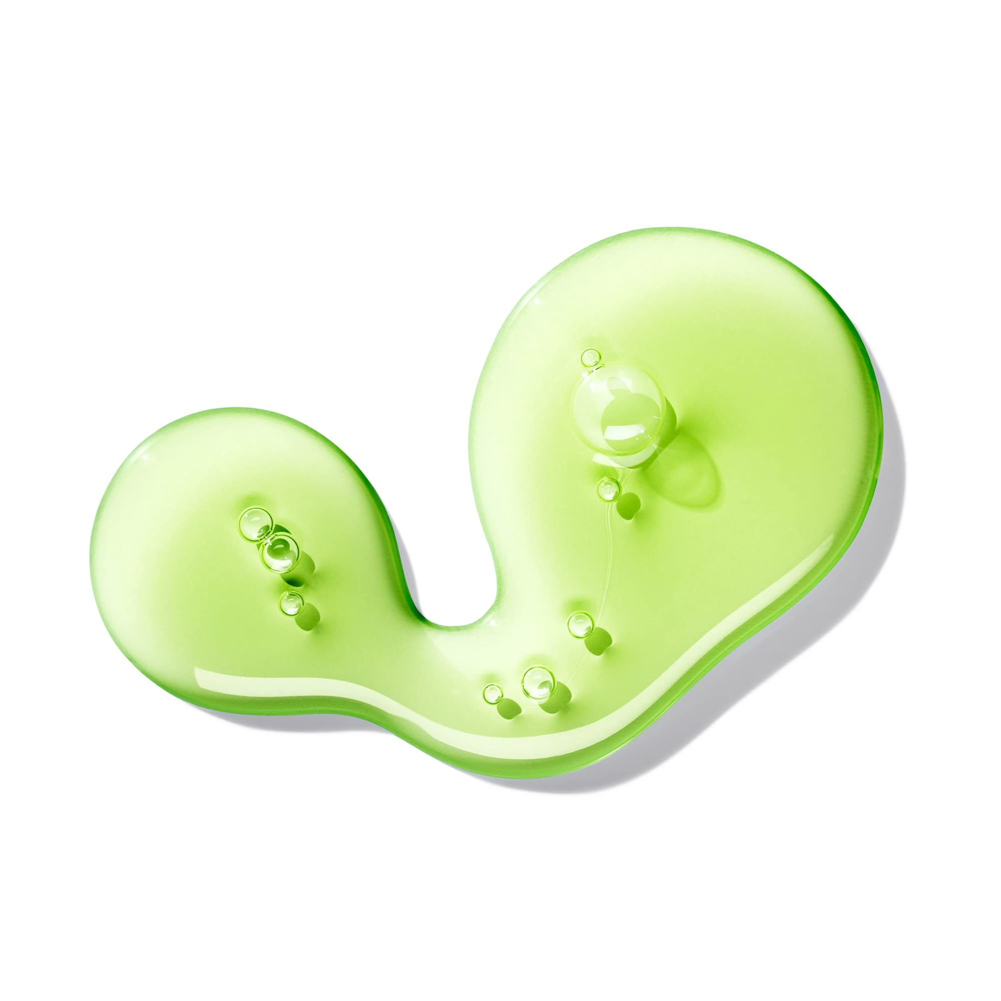 Macchia di sapone liquido verde a forma di goccia. Contiene bolle. Su sfondo bianco.