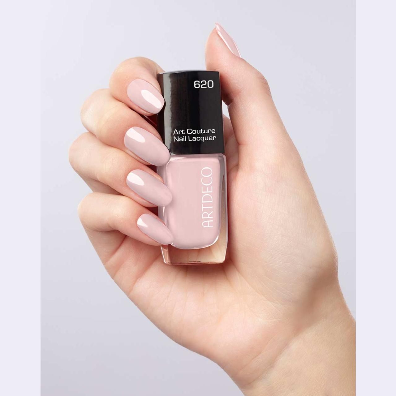 Bottiglia di Artdeco Art Couture Nail Lacquer, rosa chiaro. Sul tappo c'è il numero 620. Sulla bottiglia c'è Artdeco.