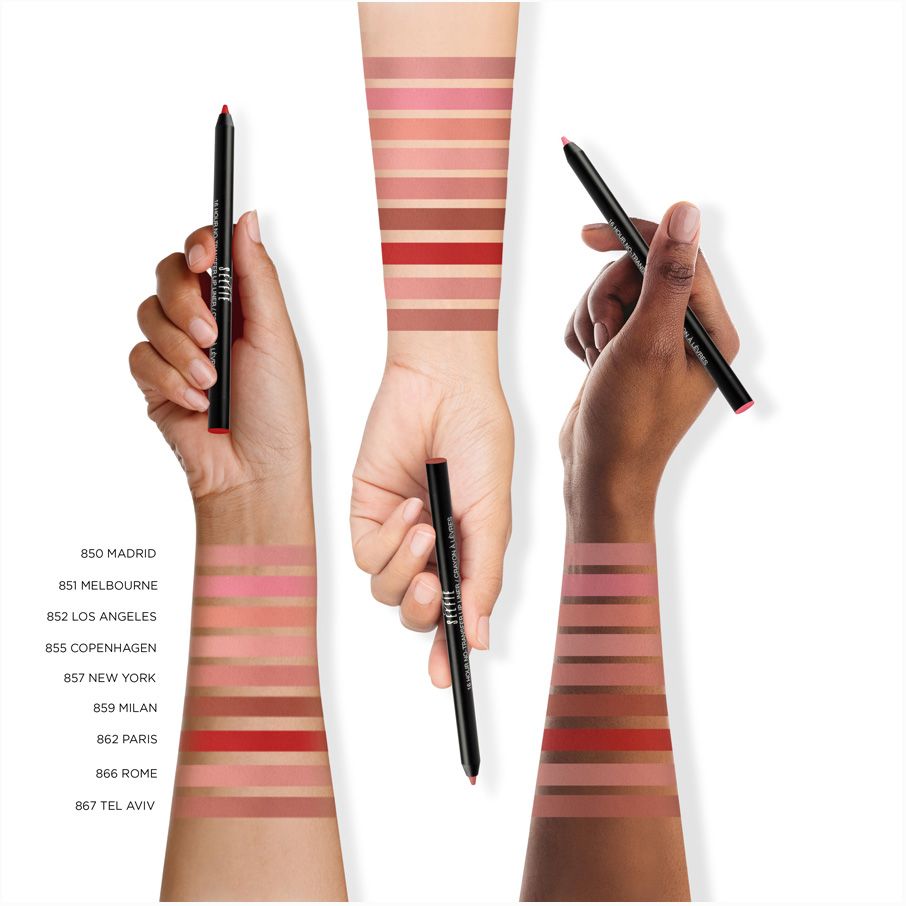 Tre mani mostrano matite labbra e campioni di colore. Diverse tonalità di pelle e colori di rossetto.