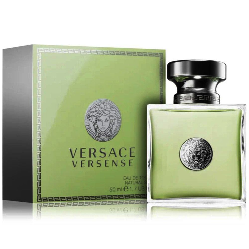 Versace Versense Eau de Toilette Spray. Flacone e confezione verdi. Logo e scritta sul flacone e sulla confezione.