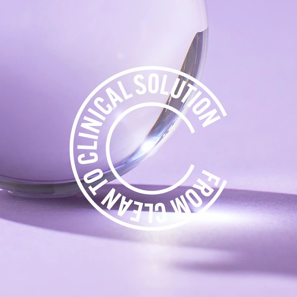 Sovrapposizione di testo 'FROM CLEAN TO CLINICAL SOLUTION' su parte di una bottiglia di vetro.