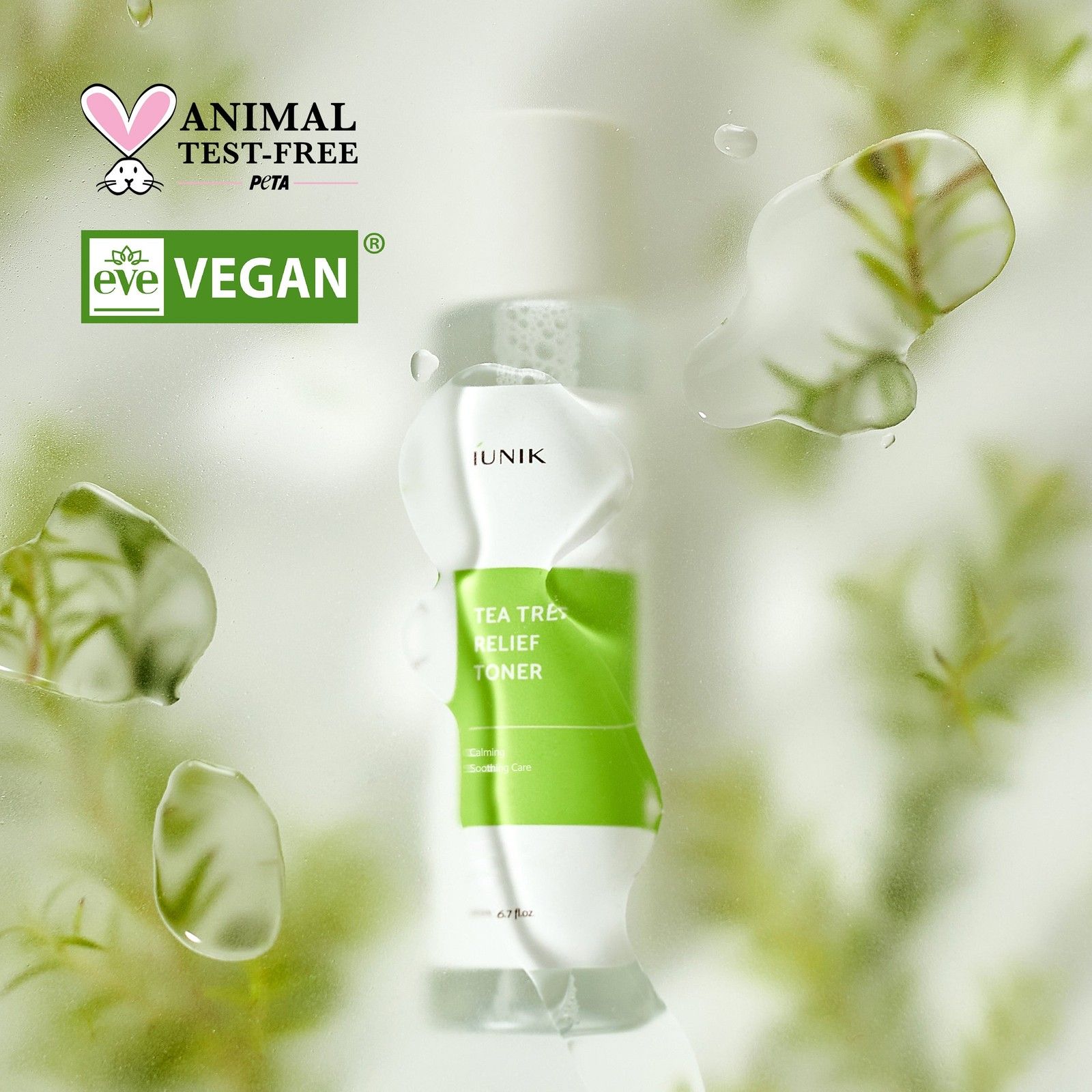 iUNIK Tea Tree Relief Toner con sigilli 'Animal Test-Free' e 'eve VEGAN'. Flacone di tonico trasparente circondato da gocce d'acqua.