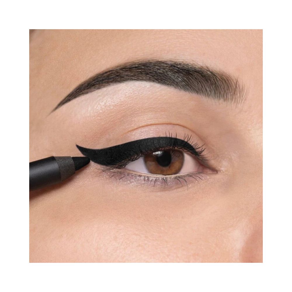 Occhio con eyeliner nero. Applicazione della matita.