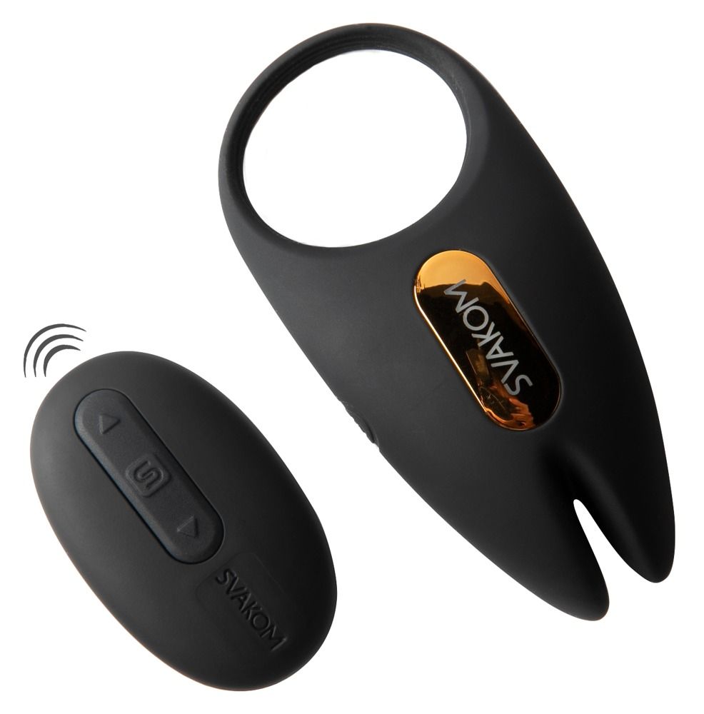 Anello penieno nero e telecomando. Marchio SVAKOM. Anello con dettaglio dorato. Telecomando con pulsanti.