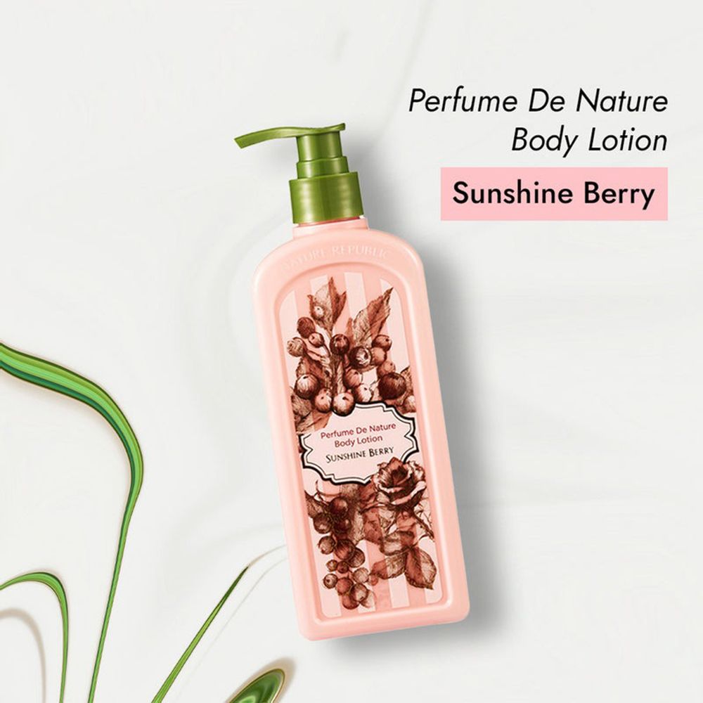 Flacone di lozione rosa con erogatore verde. Stampa floreale e testo: Sunshine Berry.