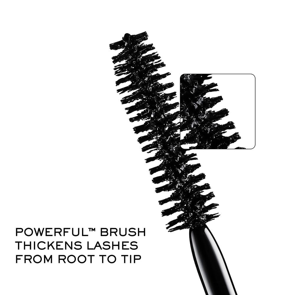 Primo piano di uno scovolino per mascara. Testo: "POWERFUL™ BRUSH THICKENS LASHES FROM ROOT TO TIP".