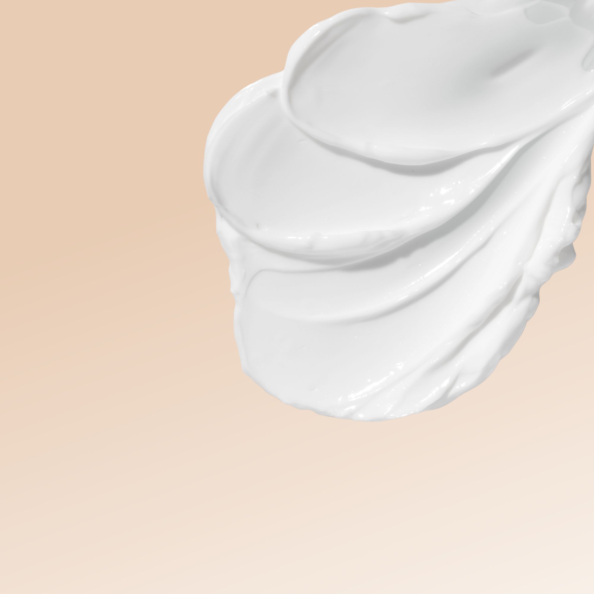 Primo piano di crema bianca. Diversi strati, lucida.