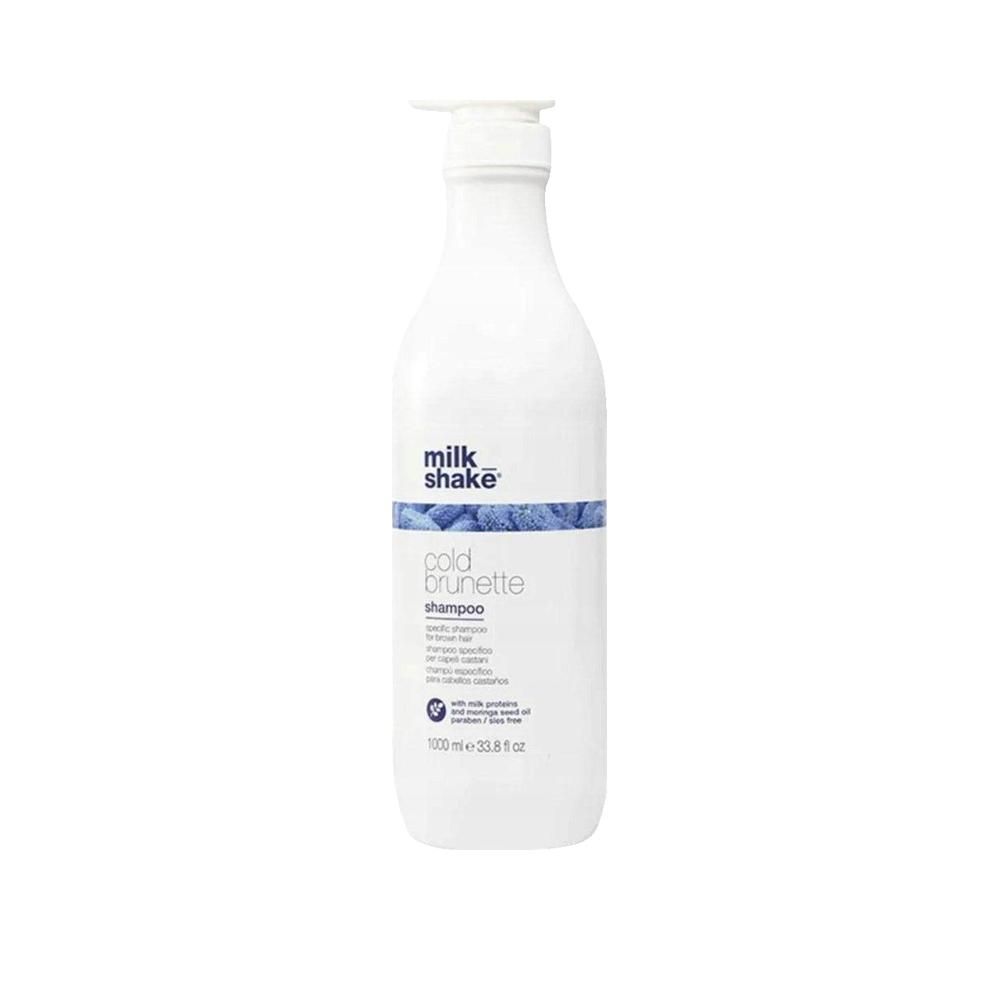 Flacone di shampoo bianco con erogatore a pompa. Fascia blu con testo. Scritta: milk_shake, cold brunette shampoo. 1000 ml.