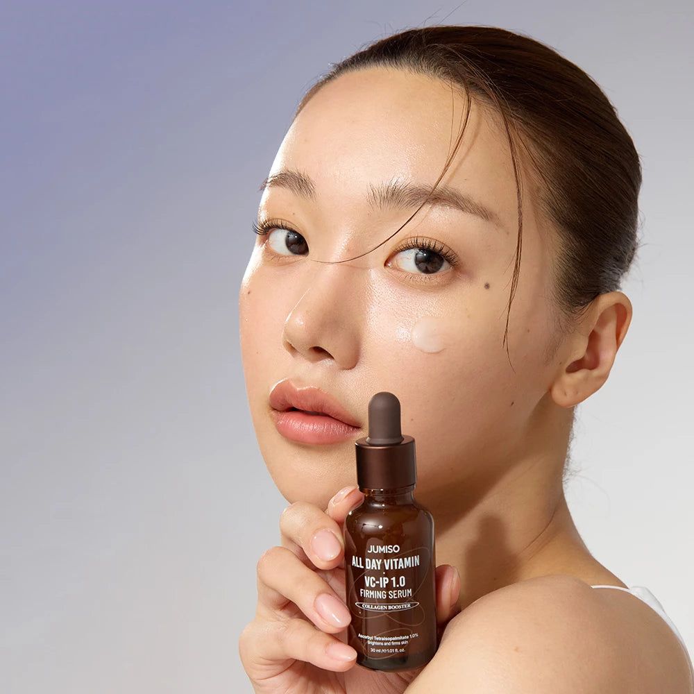Donna con flacone di siero rassodante JUMISO All Day Vitamin VC-IP 1.0, applicandolo sulla pelle.