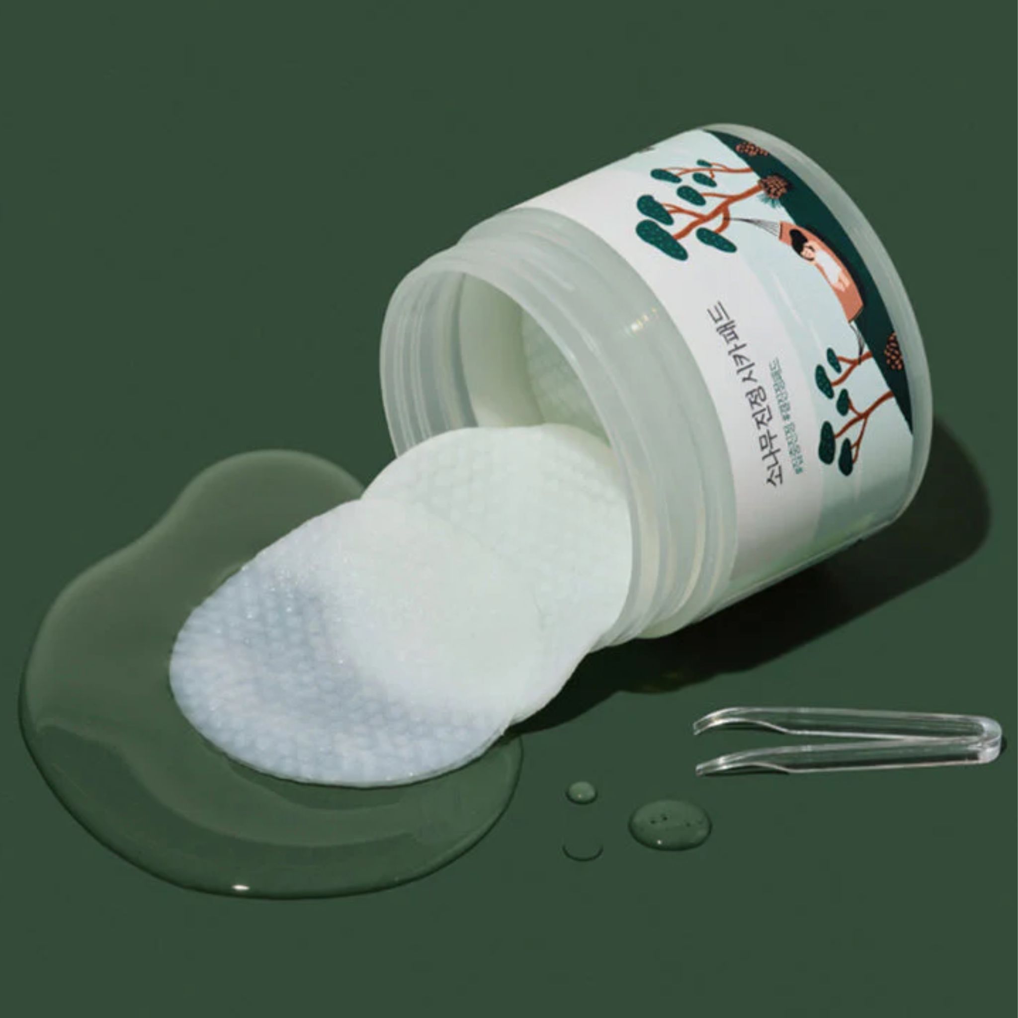 Round Lab Lab Pine Calming Cica Pad: contenitore rovesciato con dischetti e pinzetta.