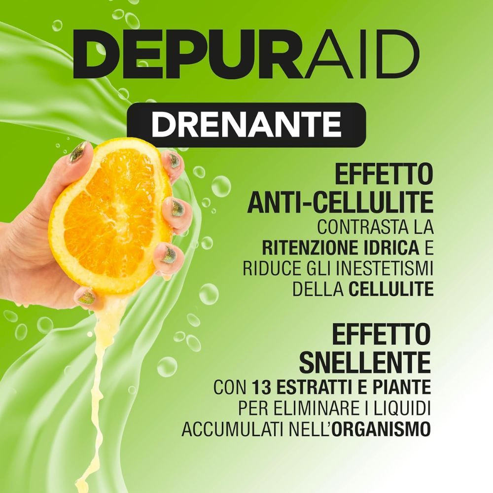 Mezza arancia viene spremuta. Nome e descrizione del prodotto su sfondo verde. Effetto anti-cellulite.