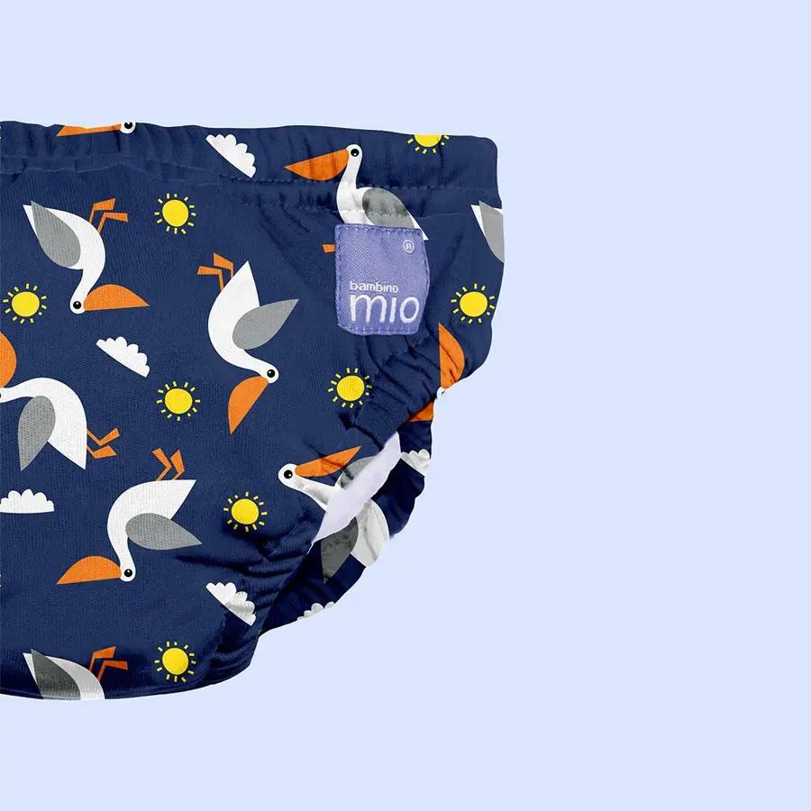 Primo piano del costume contenitivo blu con stampa pellicani ed etichetta del marchio.