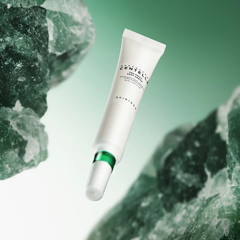 Tubo bianco con applicatore verde, su sfondo verde. Testo: MADAGASCAR CENTELLA, TEA-TRICA SPOT CREAM.