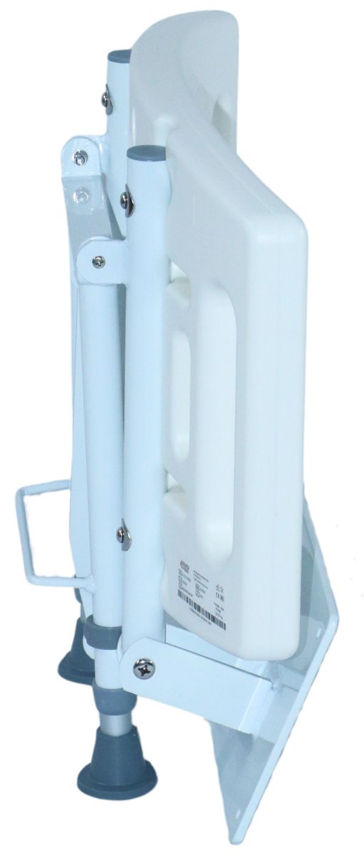 Sedile doccia piegato con supporti a pavimento. Bianco, telaio metallico, piedi regolabili. Supporto a muro visibile.