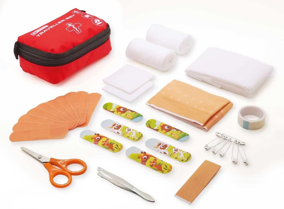 Borsa di pronto soccorso rossa aperta con bende, cerotti, forbici, pinzette e spille di sicurezza. Contiene anche garze e nastro adesivo.