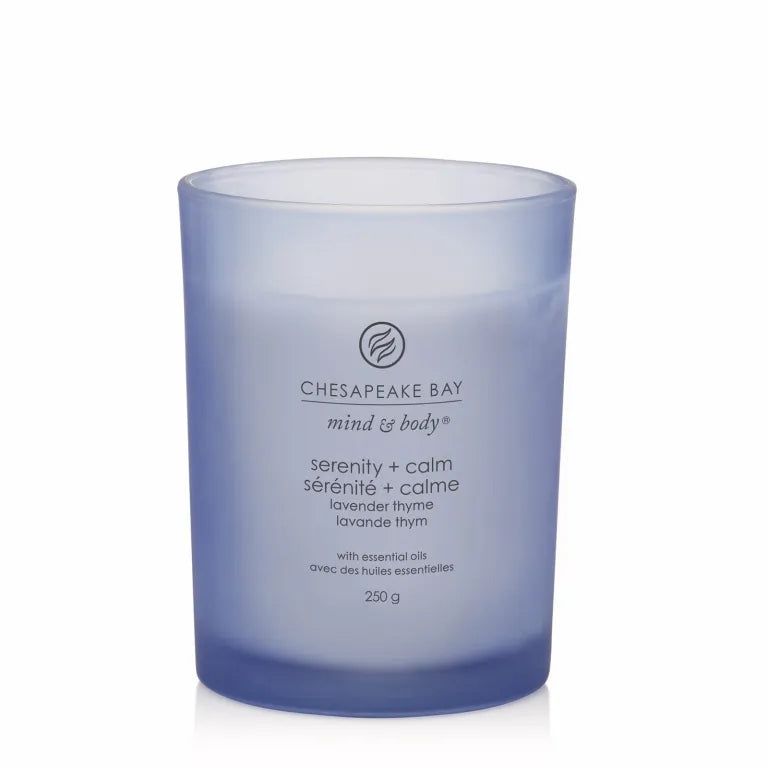 Candela blu in vetro. Scritta: Chesapeake Bay mind & body, serenity + calm, lavande thym, 250g.