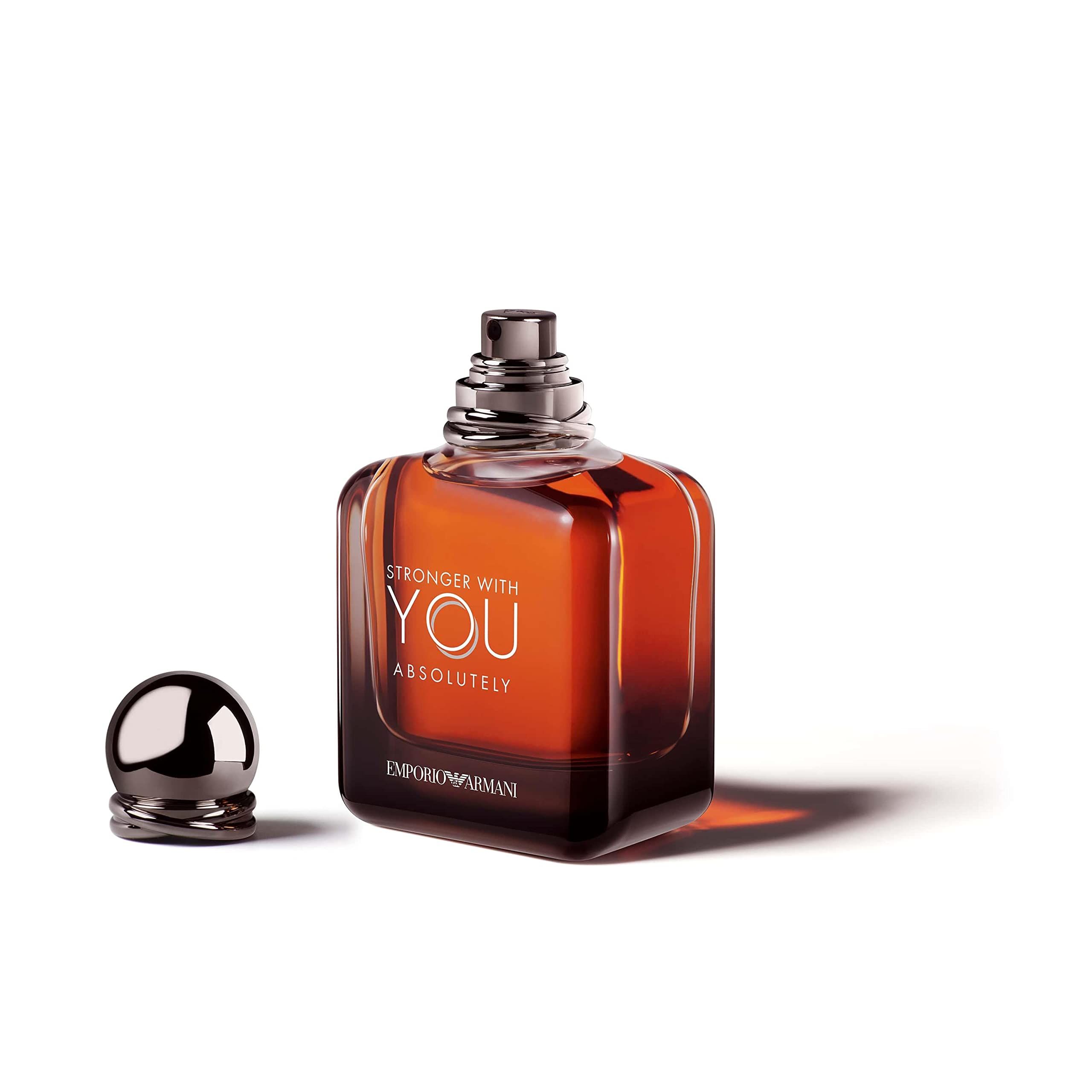 Flacone di profumo con scritta Stronger With You Absolutely. Tappo nero accanto.