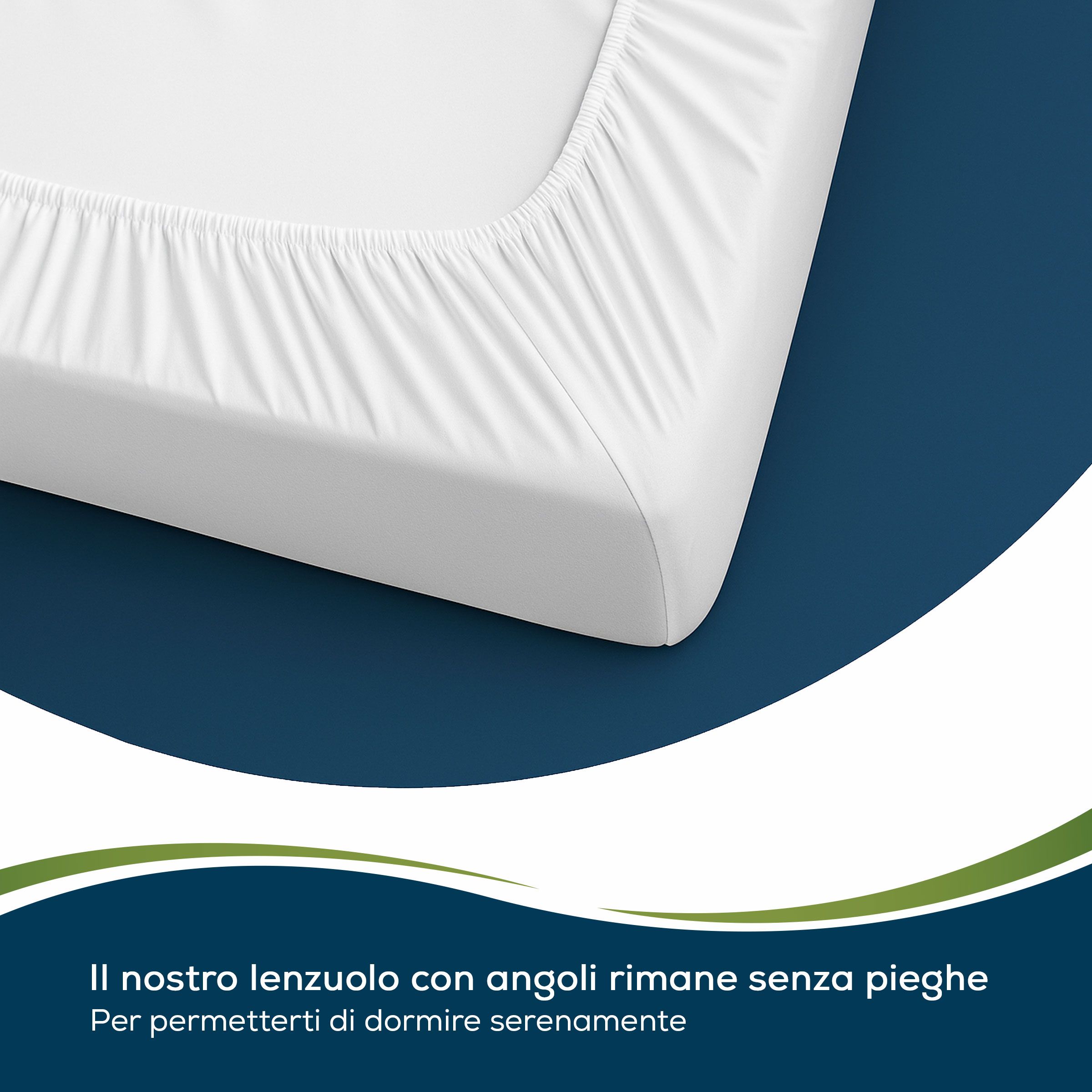 Angolo di un lenzuolo con angoli bianco. Testo: Rimane senza pieghe.
