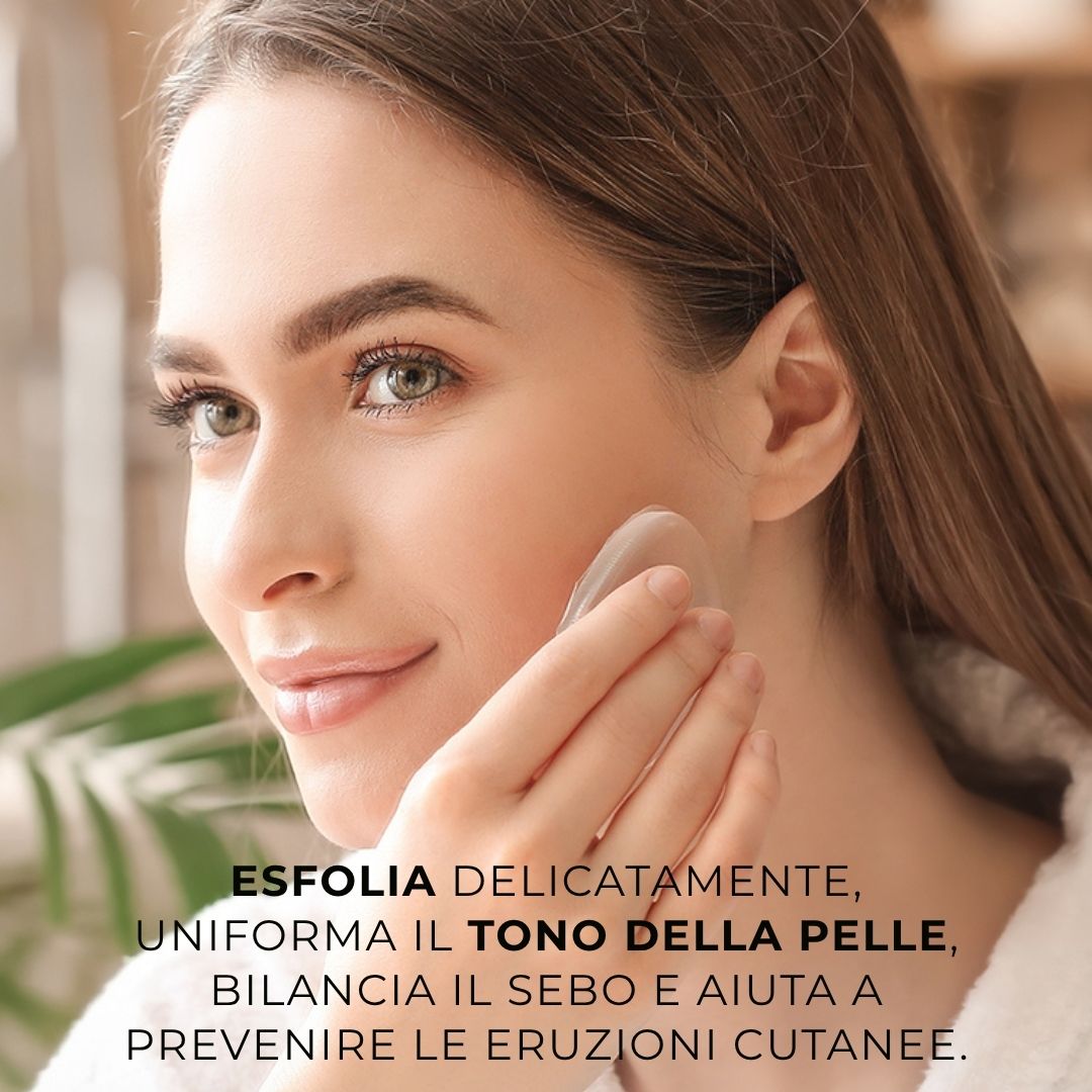 Donna con strumento per la cura della pelle. Testo: Esfolia delicatamente, uniforma il tono della pelle, equilibra il sebo.