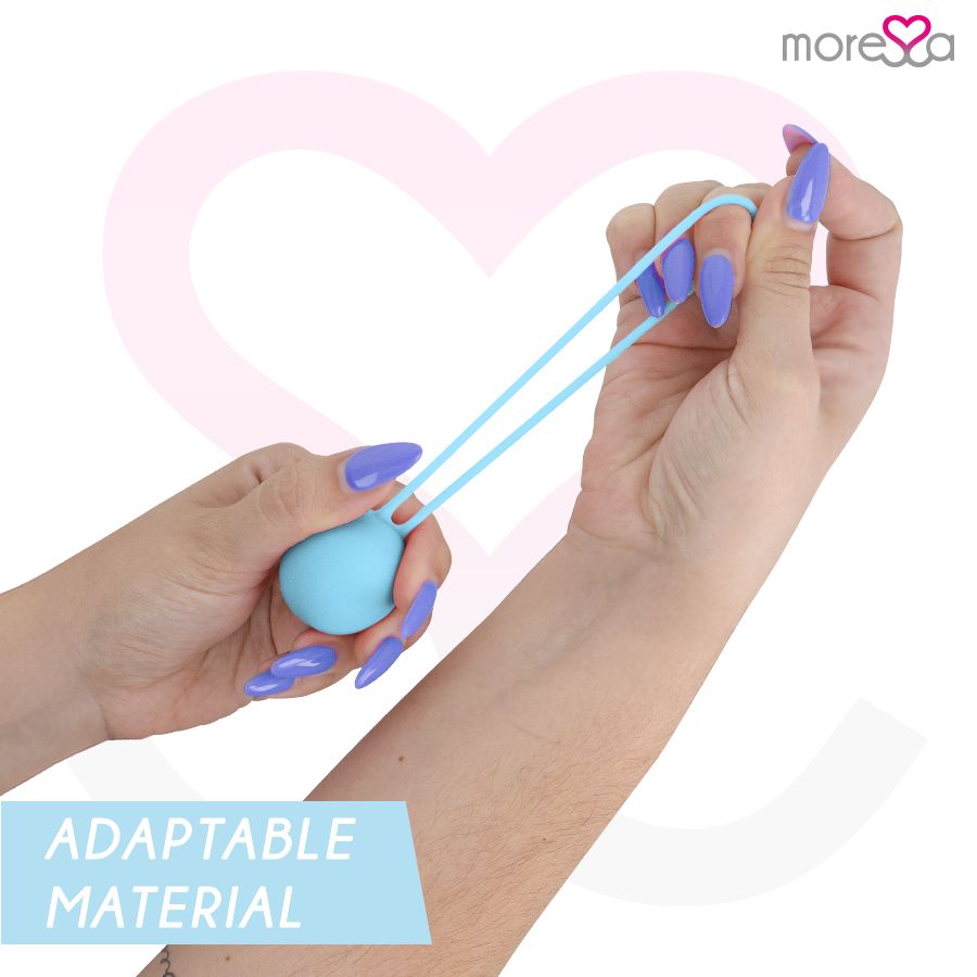 Mani che tengono una palla di Kegel turchese con anello. Testo: ADAPTABLE MATERIAL. Marchio: more❤sa.