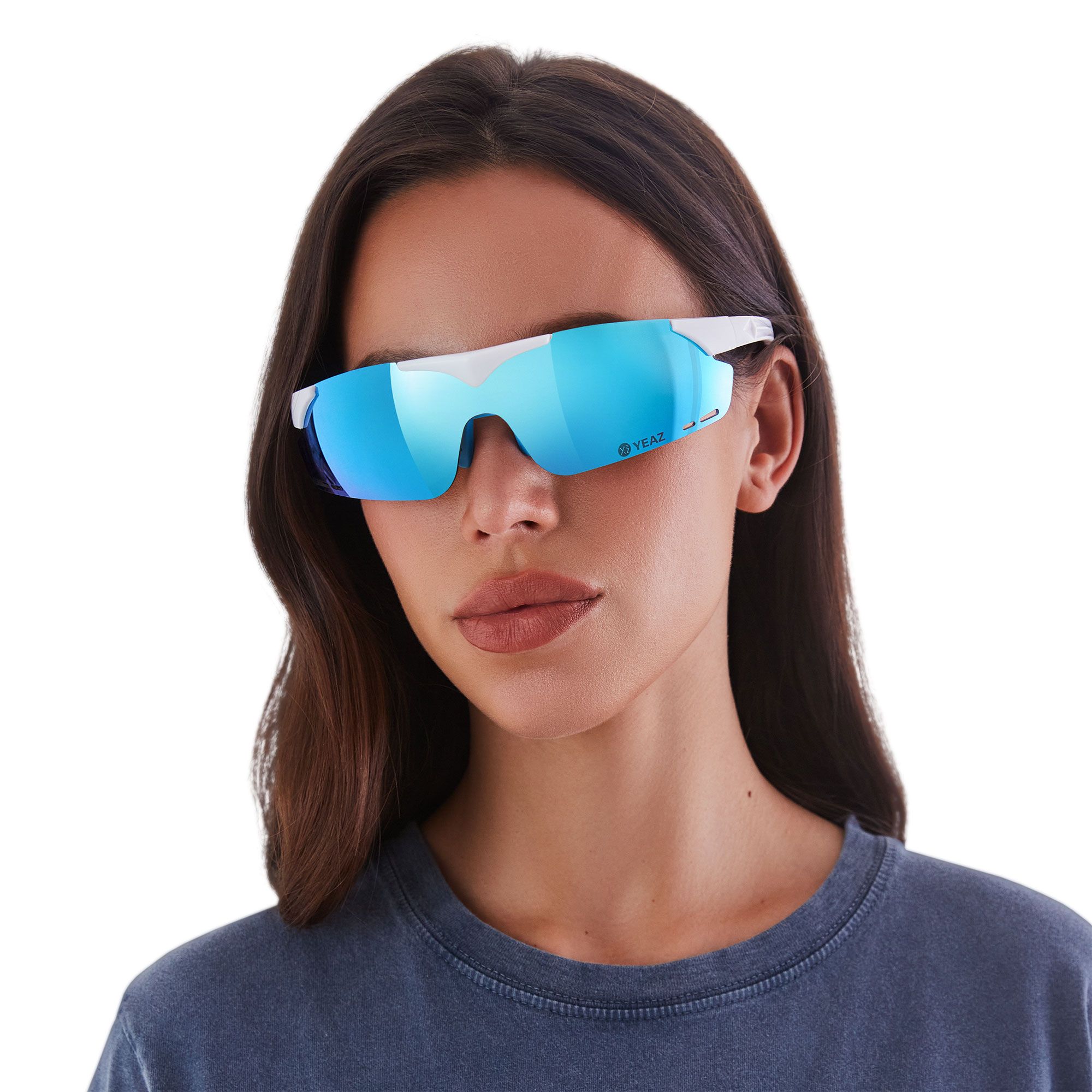 Occhiali da sole sportivi con montatura bianca e lenti a specchio blu, indossati da una donna.