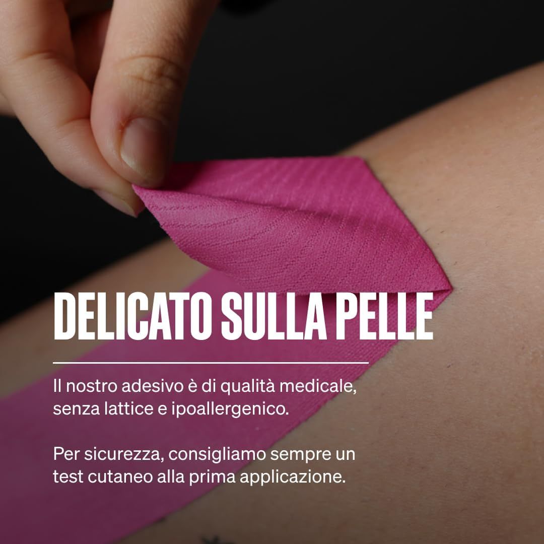 Applicazione di nastro kinesiologico rosa sulla gamba con forbici. Istruzioni.