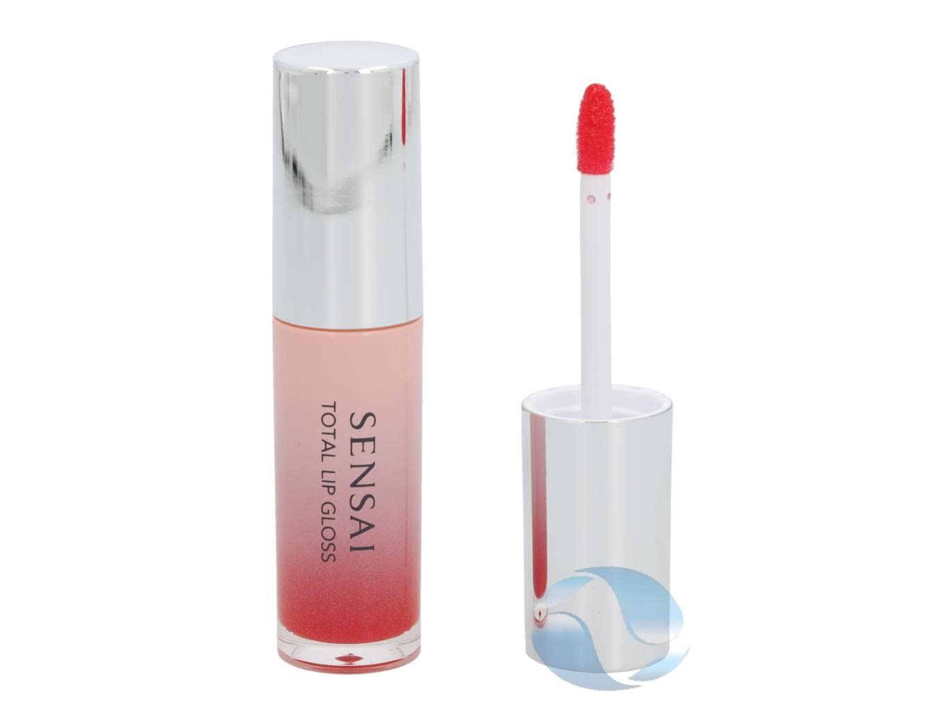 Flacone di lucidalabbra con tappo argentato e applicatore. Il lucidalabbra è rosso e rosa. Sul flacone è scritto "SENSAI TOTAL LIP GLOSS".