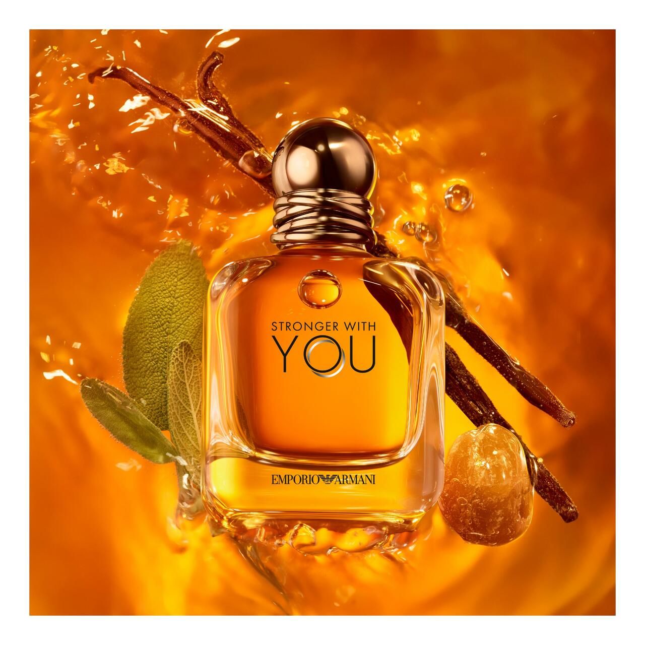 Flacone in vetro in liquido con baccello di vaniglia e foglie. Scritta: STRONGER WITH YOU e EMPORIO ARMANI.