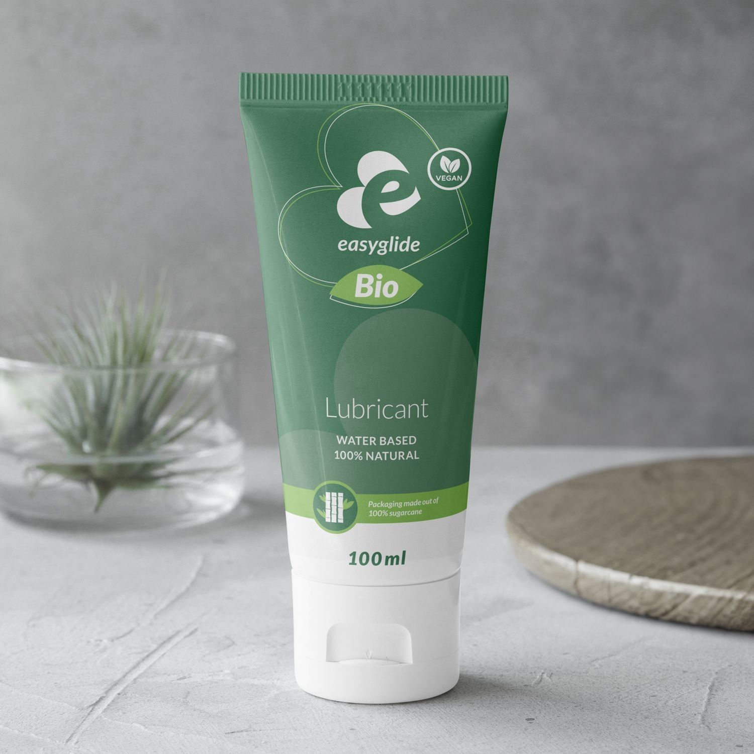 Tubo verde con tappo bianco. Scritta: Easyglide Bio Lubricant. A base d'acqua, 100% naturale. Sigillo vegano. 100ml.