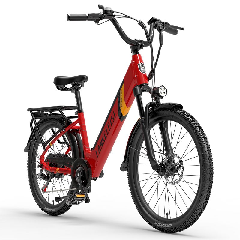 E-bike da trekking rossa con telaio nero. Portapacchi, faro e manubrio visibili.