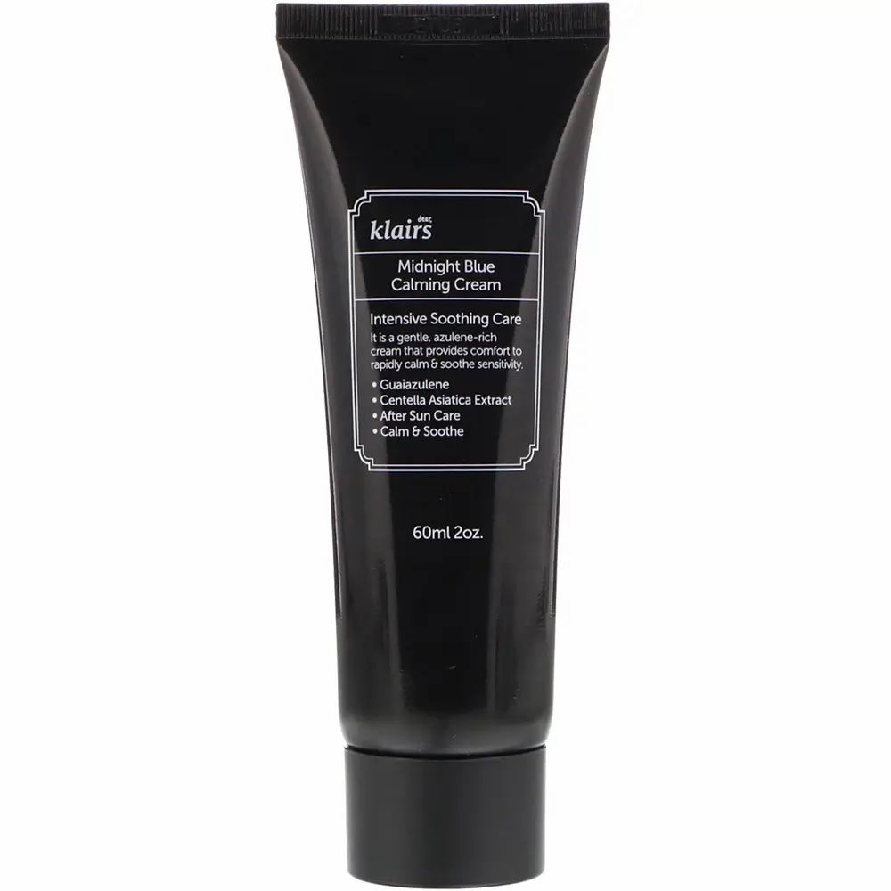 Tubo blu scuro con etichetta bianca. Testo: klairs, Midnight Blue Calming Cream. 60ml 2oz. Contiene azulene, Centella Asiatica.