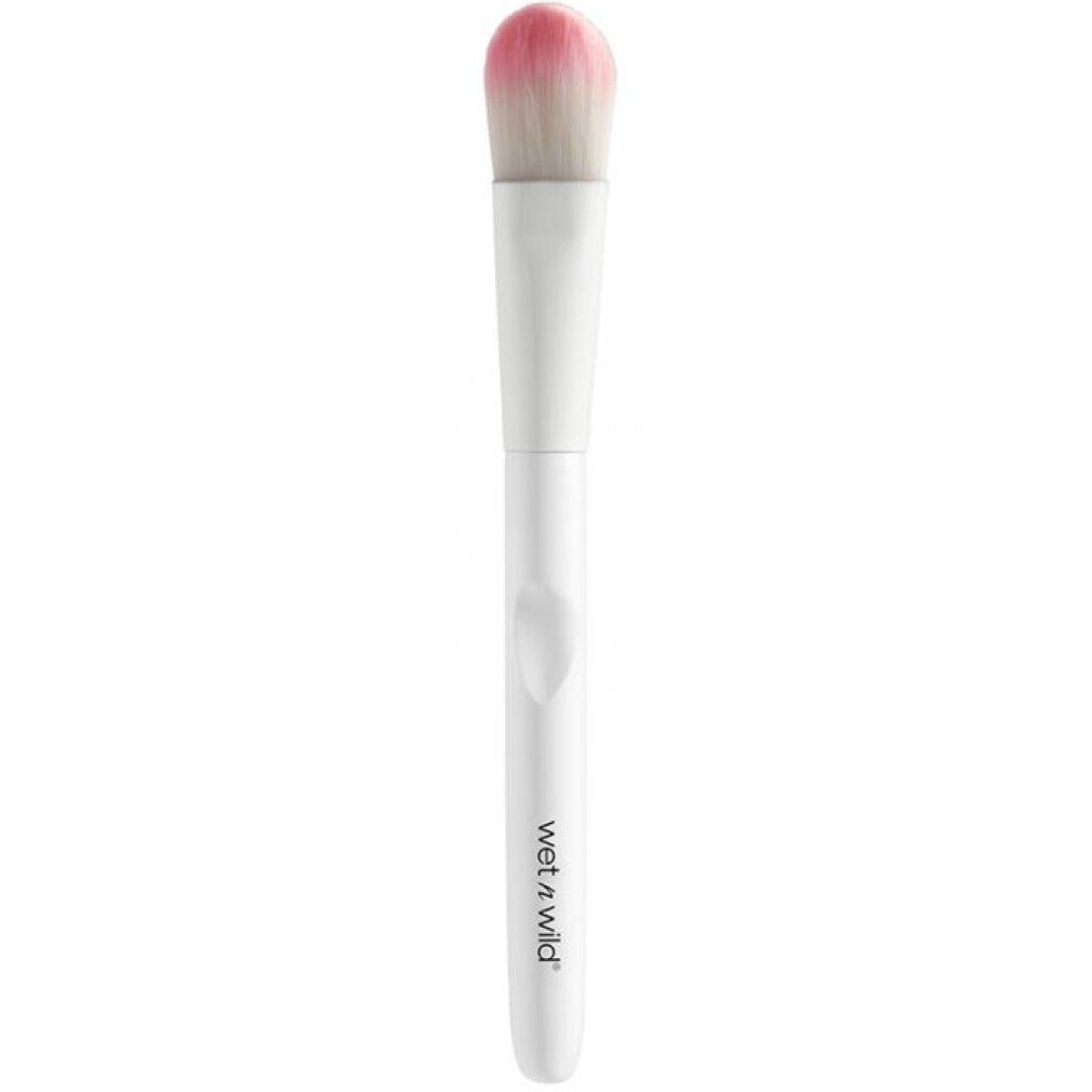 Pennello per fondotinta bianco con setole rosa. Il manico riporta il marchio "Wet n Wild".
