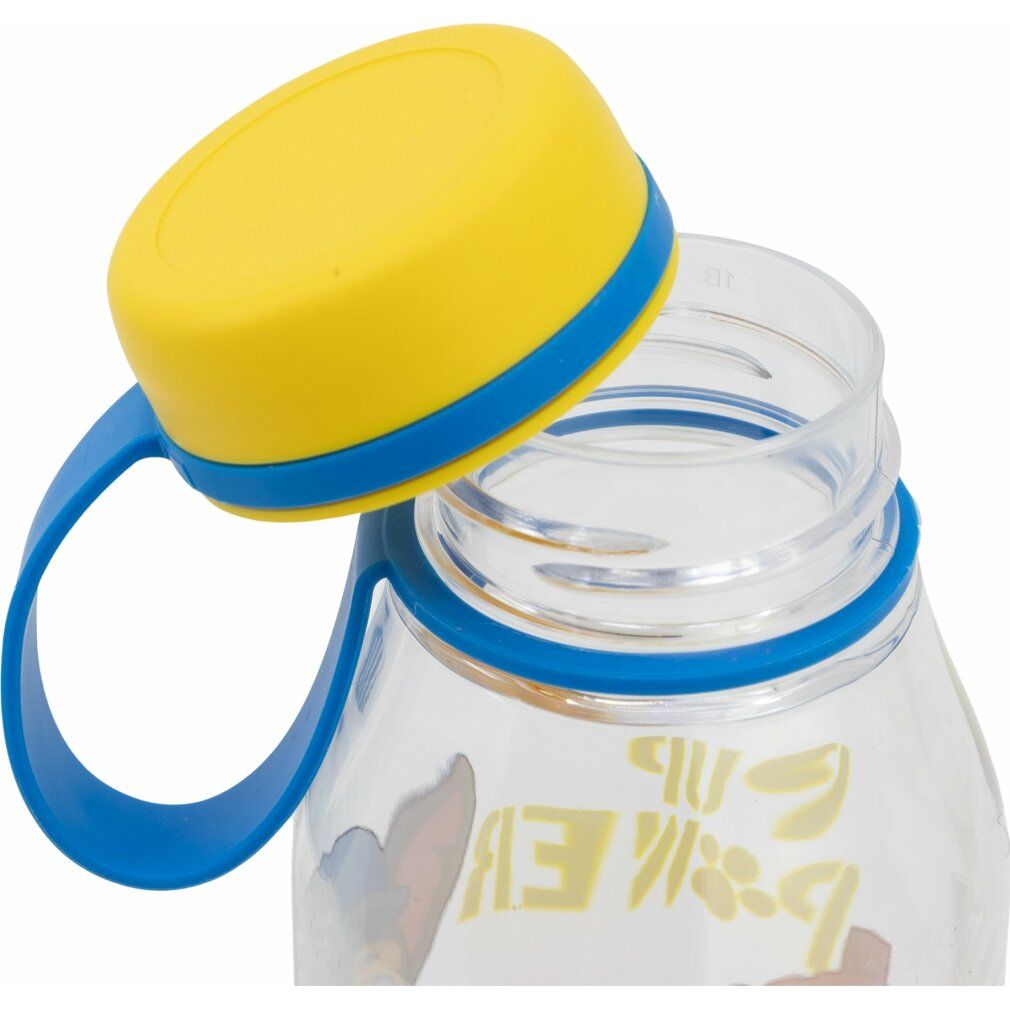Primo piano di una borraccia trasparente con tappo giallo e manico blu. Il tappo è aperto.