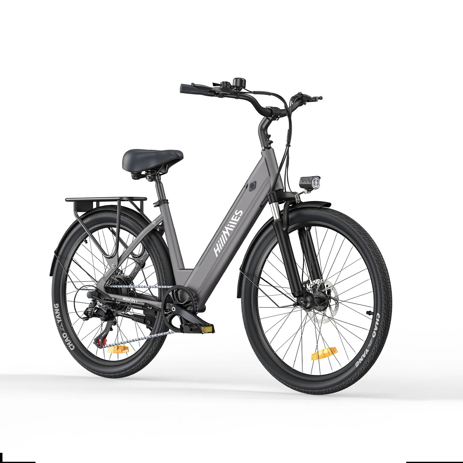 E-bike grigia con telaio nero, parafanghi e portapacchi. Visibile il nome "HillMiles".