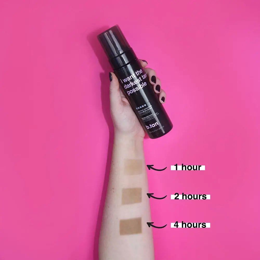 Braccio con flacone e test di abbronzatura. Flacone "I want the darkest tan possible". Sfondo rosa.