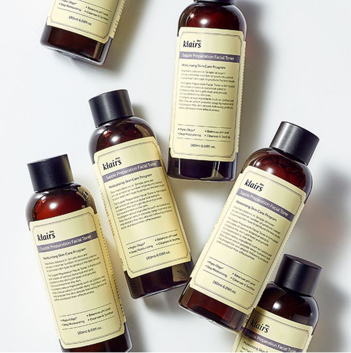 Diverse bottiglie di toner viso Klairs. Flaconi marroni con tappo nero. Etichetta con informazioni sul prodotto.