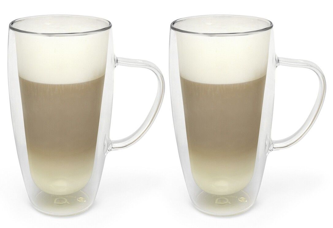 Due bicchieri trasparenti per latte macchiato con manici, riempiti con caffè a strati e schiuma di latte.