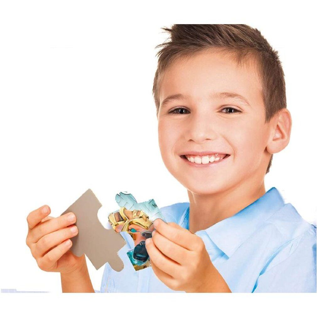 Bambino tiene un pezzo di puzzle con personaggi Gormiti. Parte di un puzzle. Camicia chiara, sorridente. Sfondo bianco.