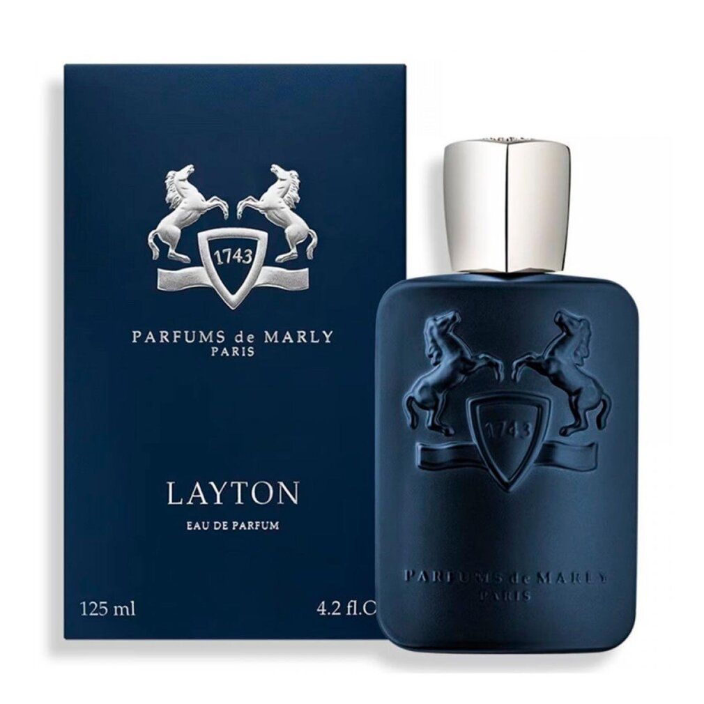 Flacone blu scuro con tappo argentato e goffratura. Confezione blu con logo e scritta.