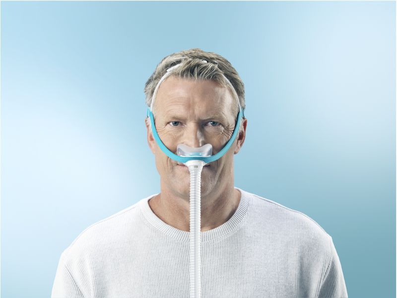 Un uomo con maschera nasale indossata e attacco per tubo.