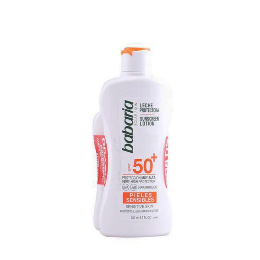 Due flaconi bianchi di lozione solare Babaria SPF50+. Scritta: 'Pieles Sensibles'.