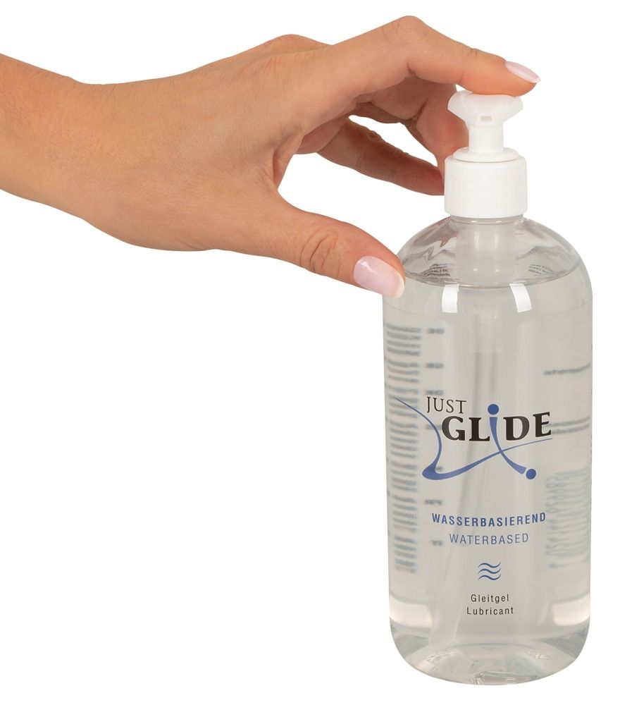 Mano che preme il dispenser di un flacone di gel lubrificante Just Glide a base d'acqua.