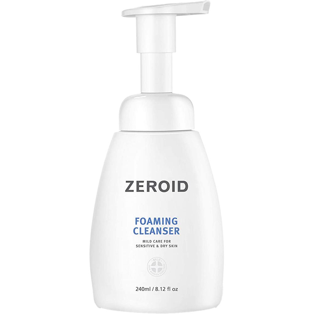 Flacone bianco di detergente schiumogeno ZEROID con pompa. Testo: FOAMING CLEANSER, mild care for sensitive & dry skin. 240ml/8.12 fl oz.