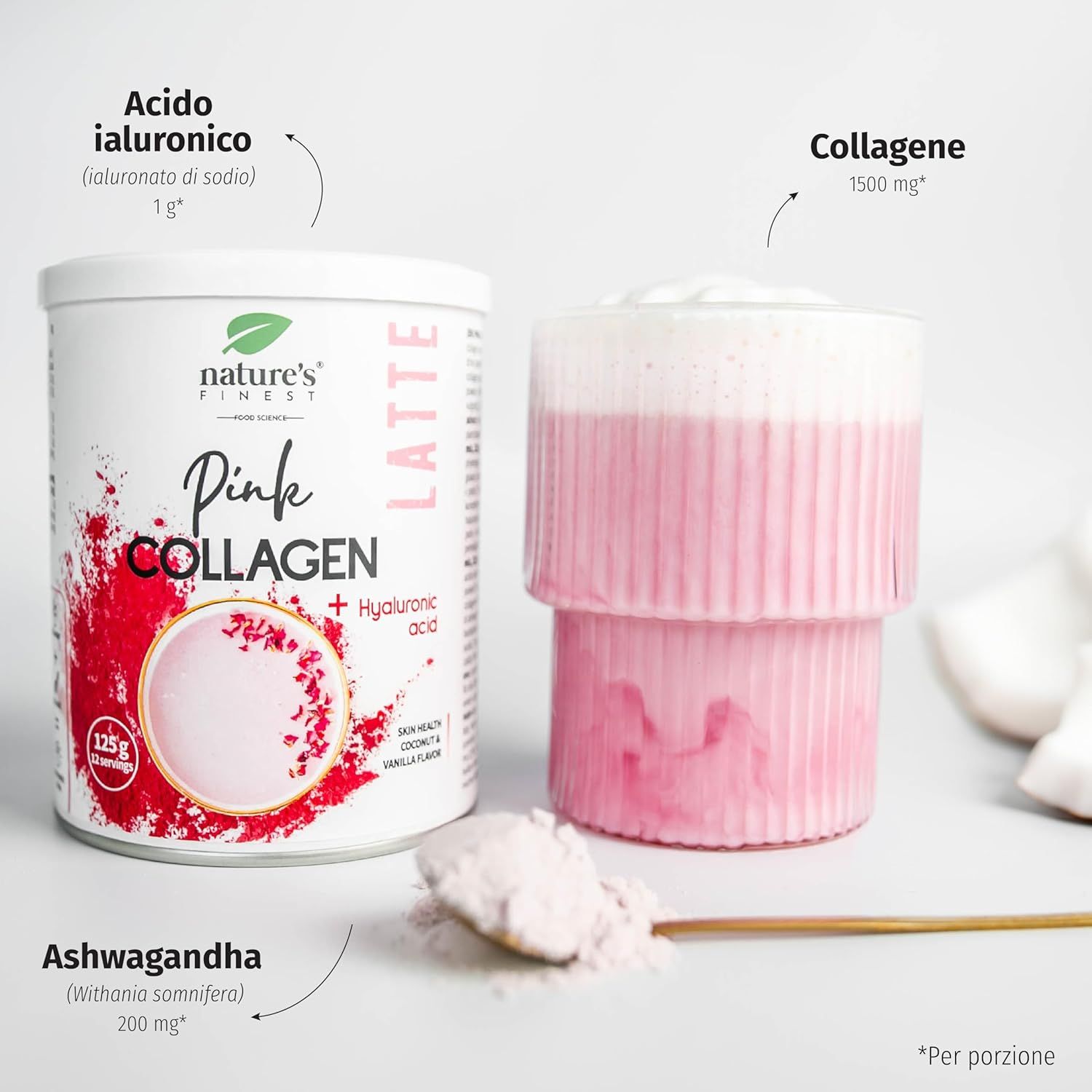 Barattolo e bevanda Nature's Finest Pink Collagen Latte. Con acido ialuronico e ashwagandha. Polvere su un cucchiaio.