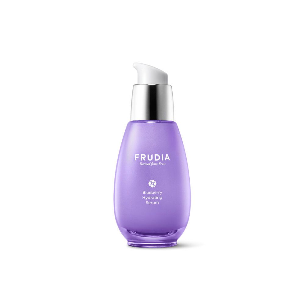 Flacone di siero idratante Frudia Blueberry. Flacone viola con erogatore argentato. Nome e logo del prodotto visibili.