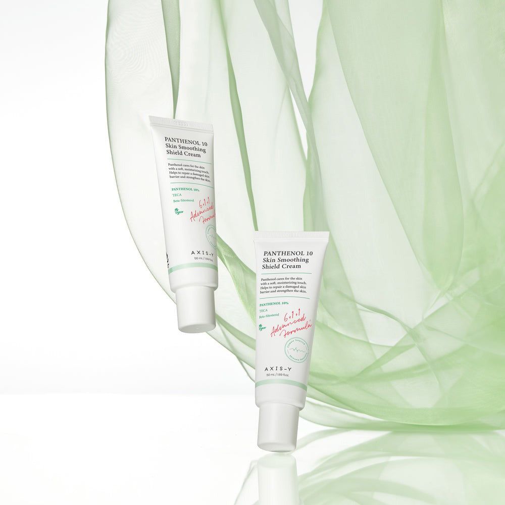 Due tubi 'Panthenol 10 Skin Smoothing Shield Cream' davanti a uno sfondo verde.