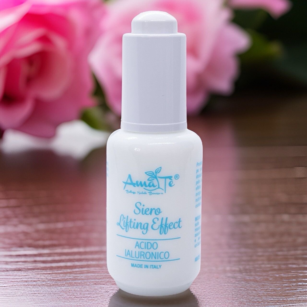 Flacone bianco con stampa blu. Testo: Amatè Siero Lifting Effect Acido Ialuronico. Made in Italy.