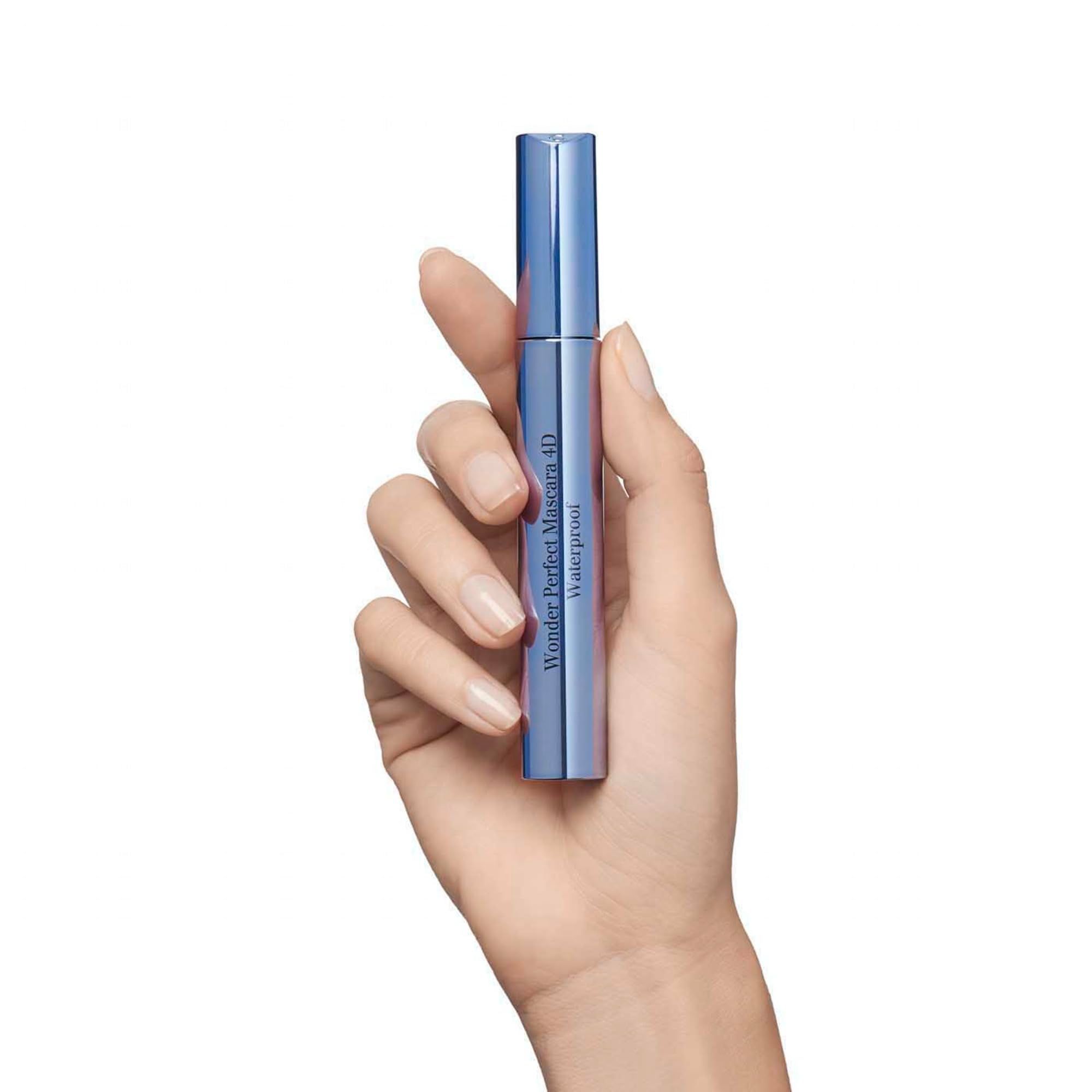 Mano che tiene un tubo di mascara blu. Scritta: Wonder Perfect Mascara 4D Waterproof.
