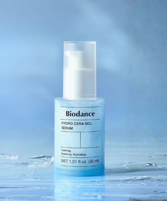 Biodance Hydro Cera-Nol Serum in flacone di vetro blu con applicatore a contagocce.
