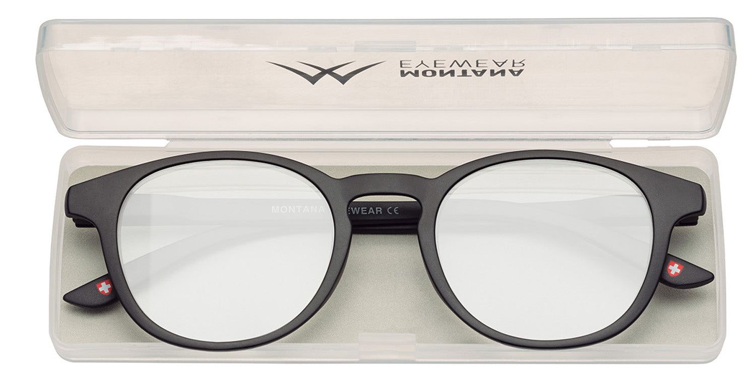 Occhiali neri in un astuccio aperto e chiaro. Gli occhiali hanno lenti rotonde. L'astuccio ha il logo Montana Eyewear.